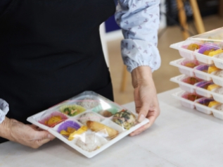 お弁当の調理、盛付、調理補助写真