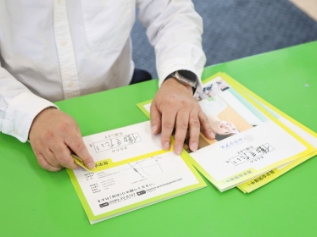 軽作業、DMチラシ折り写真